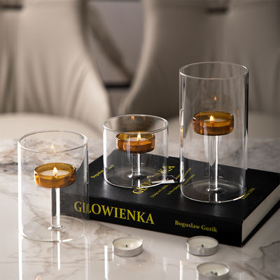 Experiencias gastronómicas de lujo con un elegante portavelas de vidrio transparente y tapa de madera