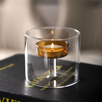 Experiencias gastronómicas de lujo con un elegante portavelas de vidrio transparente y tapa de madera