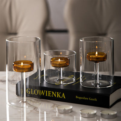 Experiencias gastronómicas de lujo con un elegante portavelas de vidrio transparente y tapa de madera