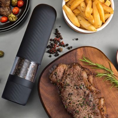 Grinder de pimienta eléctrica conjunto de molinos de cerámica sostenible para el hogar y condimentos sólidos