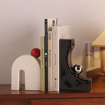 Los estantes de cerámica elegantes para un espacio de vida refinado mejoran su estante de libros