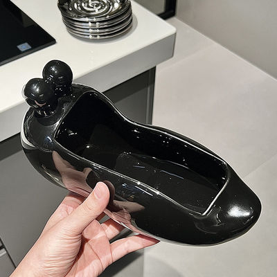 Diseño de dibujos animados hechos a mano. Enseres de cerámica de girasol para 6 usuarios. Estilo moderno.