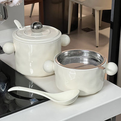 Necesidades de impresión Diseño de orejas dobles Cuenco de fideos de cerámica en forma de corazón blanco con tapa de acero inoxidable