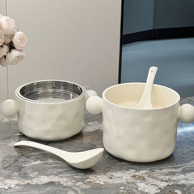 Necesidades de impresión Diseño de orejas dobles Cuenco de fideos de cerámica en forma de corazón blanco con tapa de acero inoxidable