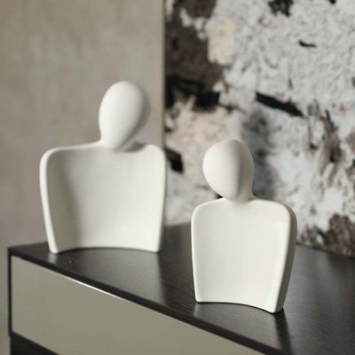 Los compradores comerciales mejoran la estética de su tienda con la estatua de los amantes del arte abstracto