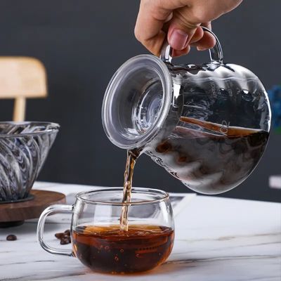 600 ml de máquina de café de vidrio borosilicato transparente en forma de grano de café Vertiendo con tapa