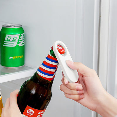 Logotipo personalizable de acero inoxidable magnético puede abrir botellas para un funcionamiento sin problemas en la cocina