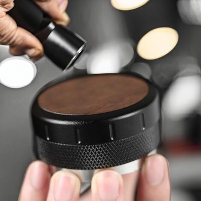 Altura ajustable Espresso Tamper Madera de nuez y base de aluminio para el amortiguación perfecta