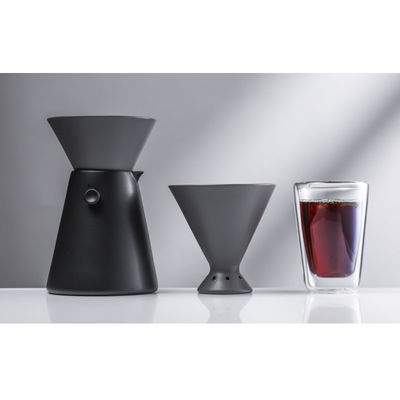 Producción de cucharas de cerámica hechas a mano para compradores comerciales