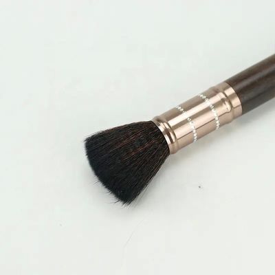 Un pincel de café de madera conveniente para limpiar y mantener los accesorios de café