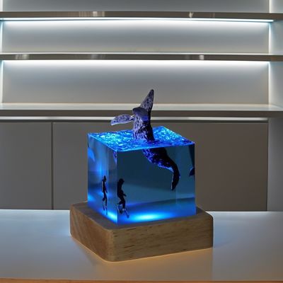 Home Decoration Pieces Luxury LED Ocean Night Light Shark Diver Resina lámpara de mesa para niños