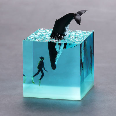 Home Decoration Pieces Luxury LED Ocean Night Light Shark Diver Resina lámpara de mesa para niños