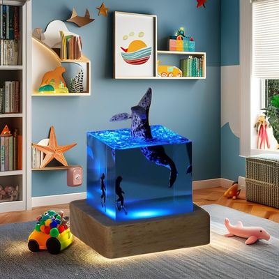 Lámpara de resina LED ecológica para buceadores de tiburones Atmosfera del océano Luz de mesa para la habitación de los niños