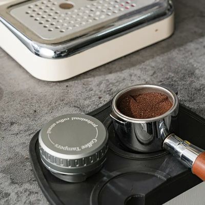 Espresso Cuatro esquinas de bisela Barista herramienta 53mm 58mm acero inoxidable Caffé de grano manipulador