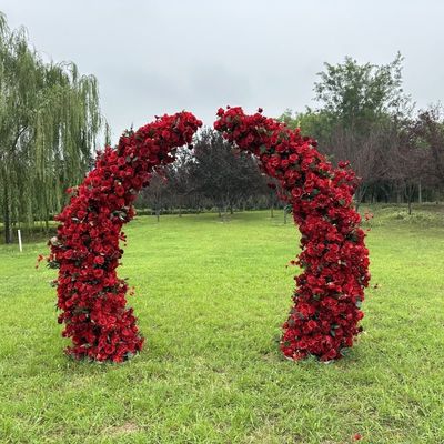 Fondo de Navidad En forma de corazón Arco de rosa de seda roja Estand de flor artificial