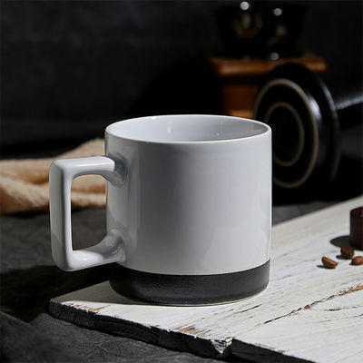 Cafetera de cerámica de estilo europeo con diseño clásico y taza