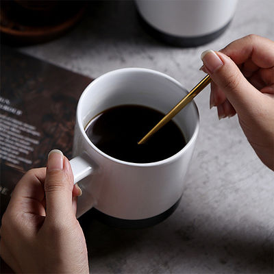 Cafetera de cerámica de estilo europeo con diseño clásico y taza