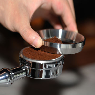 Personalizar el logotipo aceptable plata anillo de dosificación inteligente embudo de café para portafilter
