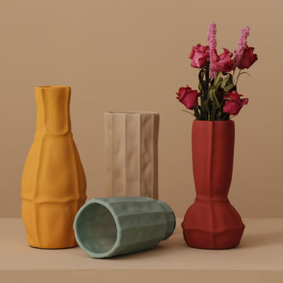Vaso cerámico con vidrio de forma especial en un diseño moderno y elegante para bodas y hogares