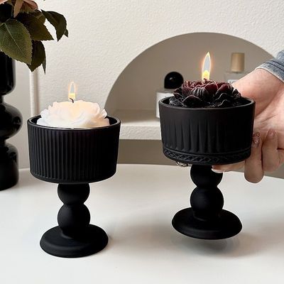 Añada un toque de elegancia a su hogar con adornos de candeleros de vidrio negro de época