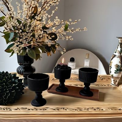 Añada un toque de elegancia a su hogar con adornos de candeleros de vidrio negro de época