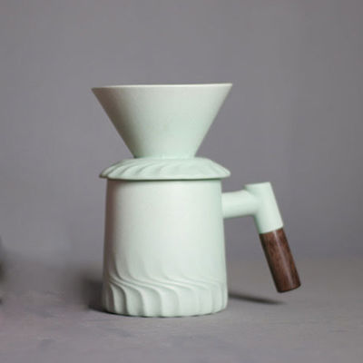 Diseño sencillo Máquina de café vintage moderna puesta en negro mate para verter de forma segura sobre la elaboración de la cerveza