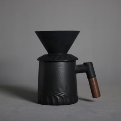 Diseño sencillo Máquina de café vintage moderna puesta en negro mate para verter de forma segura sobre la elaboración de la cerveza