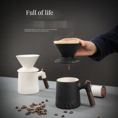 Diseño sencillo Máquina de café vintage moderna puesta en negro mate para verter de forma segura sobre la elaboración de la cerveza