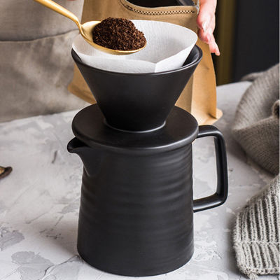 Diseño sencillo Máquina de café vintage moderna puesta en negro mate para verter de forma segura sobre la elaboración de la cerveza