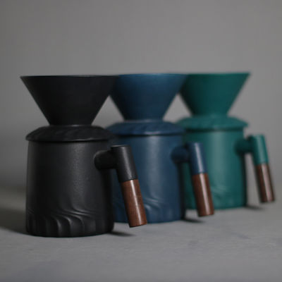 Diseño sencillo Máquina de café vintage moderna puesta en negro mate para verter de forma segura sobre la elaboración de la cerveza