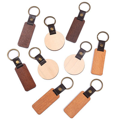 Colgantes de madera de haya en una elegante cadena de bambú para promociones