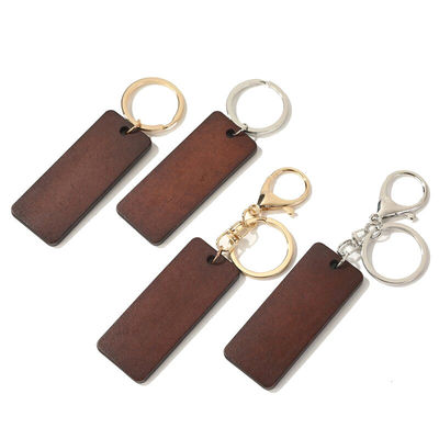 Colgantes de madera de haya en una elegante cadena de bambú para promociones