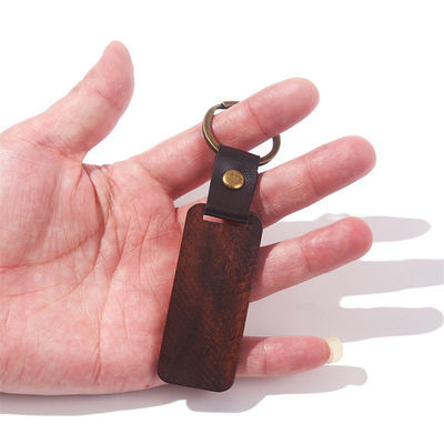 Colgantes de madera de haya en una elegante cadena de bambú para promociones