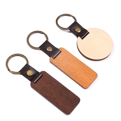 Colgantes de madera de haya en una elegante cadena de bambú para promociones