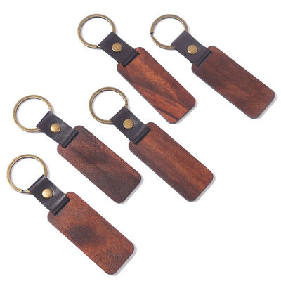 Colgantes de madera de haya en una elegante cadena de bambú para promociones