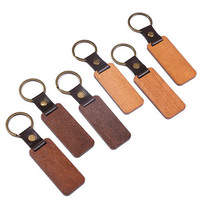 Colgantes de madera de haya en una elegante cadena de bambú para promociones