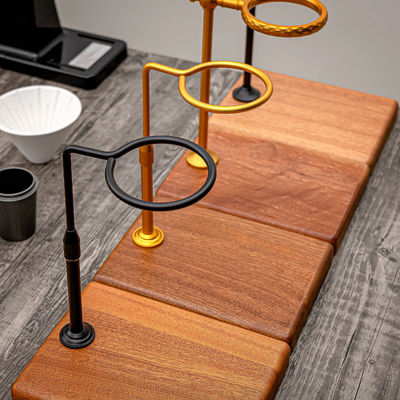 Estante de goteo de café hecho de madera maciza y de aleación de aluminio