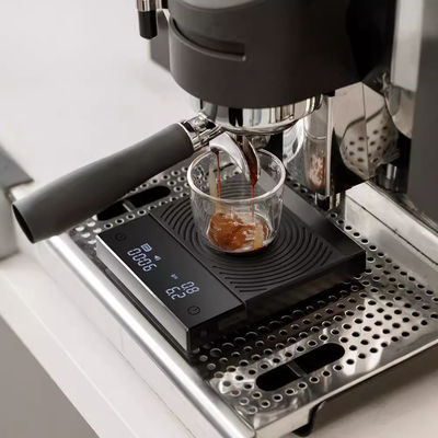 Balanza eléctrica de café 2 kg Vertiendo sobre el espejo negro de barra multifuncional Básico 2
