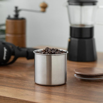 La cocina debe tener una lata de café de acero inoxidable moderna con tapa de madera y vacío sellado