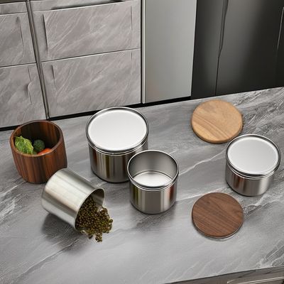 La cocina debe tener una lata de café de acero inoxidable moderna con tapa de madera y vacío sellado