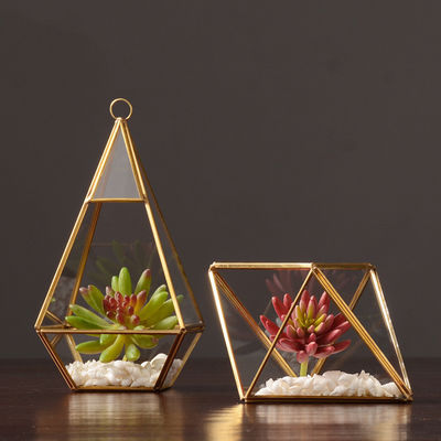 Elegante decoración del hogar de diseño nórdico caja de cristal con bordes de latón y base de madera