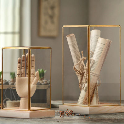 Elegante decoración del hogar de diseño nórdico caja de cristal con bordes de latón y base de madera