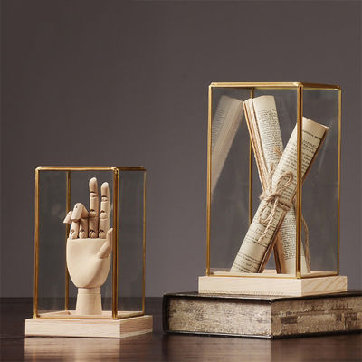 Casa Decoraciones de estilo nórdico Vitrina de vidrio con recorte de latón y base de madera