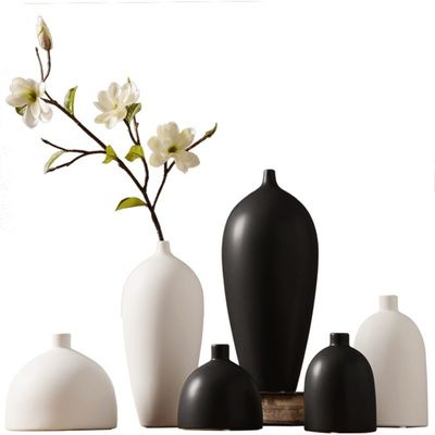 Decoración de la mesa de un jarrón cerámico blanco y negro moderno para la ocasión del aniversario