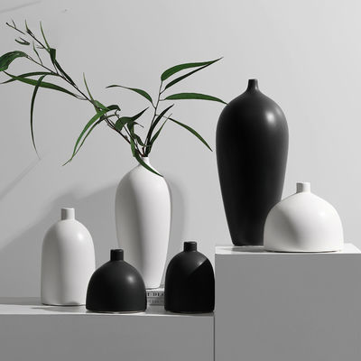 Decoración de la mesa de un jarrón cerámico blanco y negro moderno para la ocasión del aniversario
