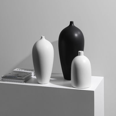 Decoración de la mesa de un jarrón cerámico blanco y negro moderno para la ocasión del aniversario