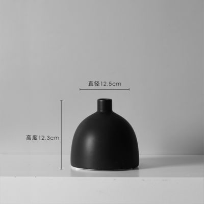 Decoración de la mesa de un jarrón cerámico blanco y negro moderno para la ocasión del aniversario