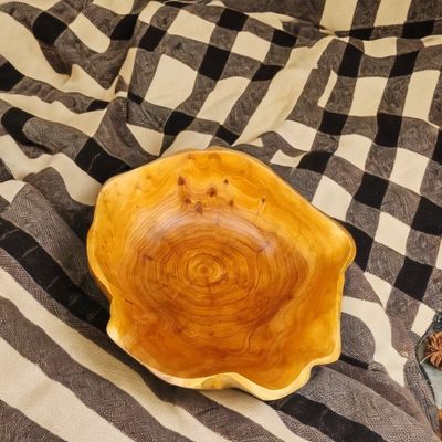 Decoración de la granja Placas y cuencos de talla de madera con frutas dulces nueces utensilios rústicos