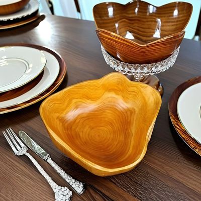 Cuencos rústicos de madera artesanal para llaves nueces fruta dulces utensilios en una granja sostenible