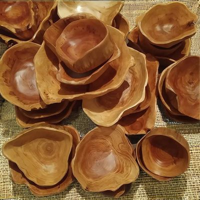 Cuencos rústicos de madera artesanal para llaves nueces fruta dulces utensilios en una granja sostenible